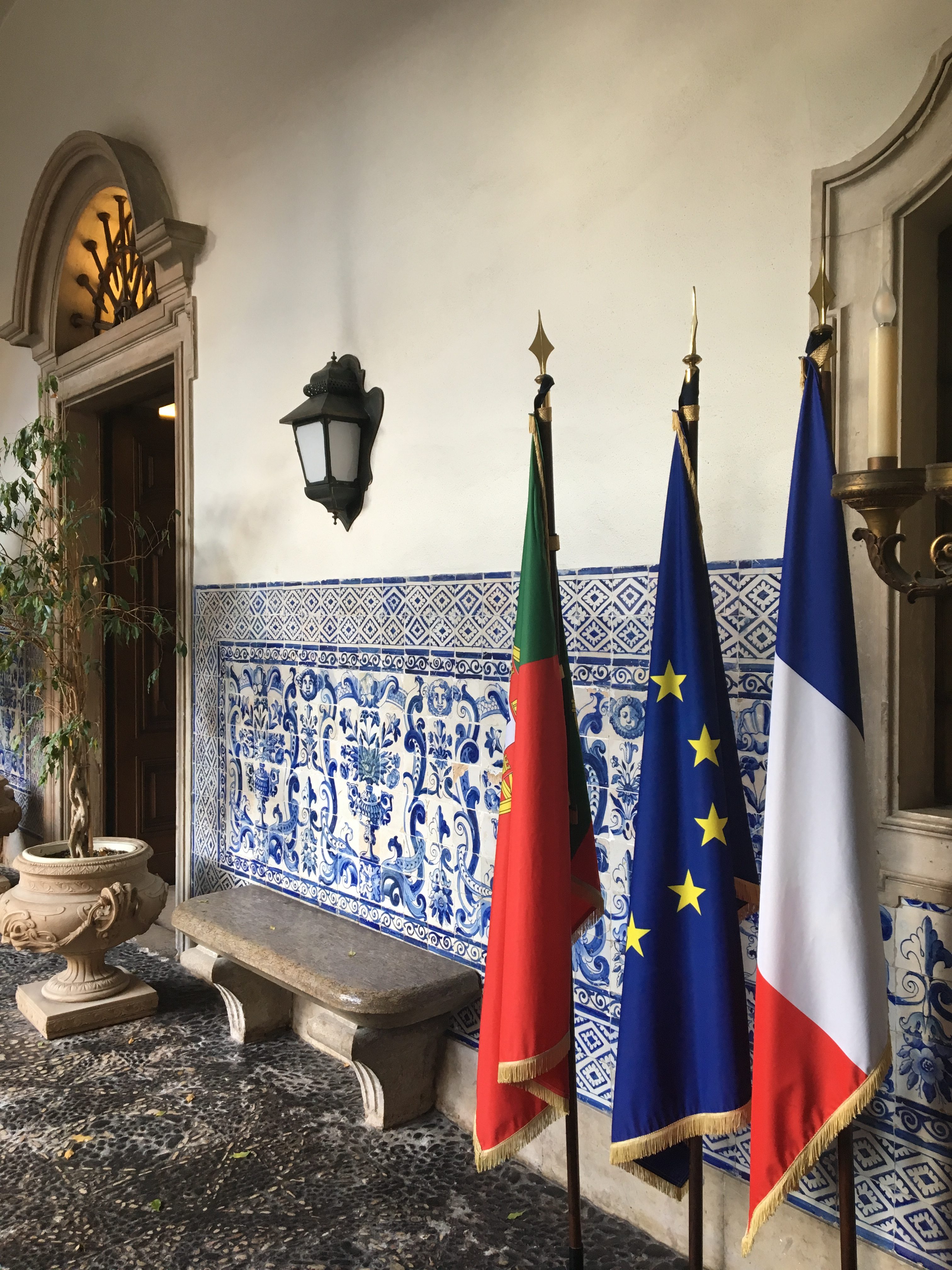 Réception à l’ambassade de France à Lisbonne.
